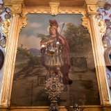 Sulla sinistra adocchiamo la porticina che conduce nella sagrestia, dove � conservato il dipinto di San Trifone portato in processione la sera prima della festa patronale...